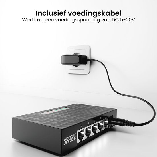 Zwarte netwerkswitch aangesloten op wandcontactdoos met voedingskabel en zes ethernetpoorten