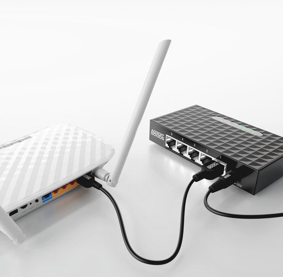 wit draadloos routerapparaat verbonden met zwart netwerkswitch met meerdere poorten