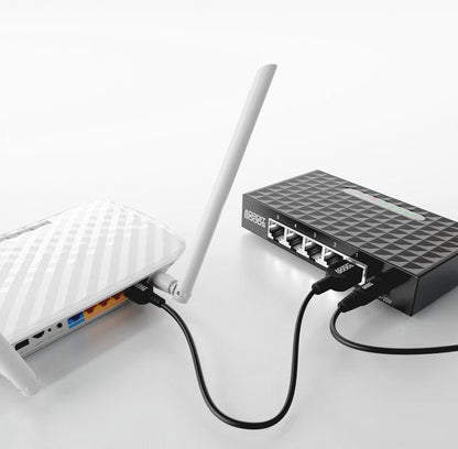 wit draadloos routerapparaat verbonden met zwart netwerkswitch met meerdere poorten