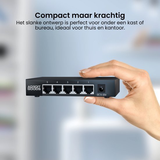Hand houdt compact netwerkapparaat met vijf ethernetpoorten en stroomaansluiting zichtbaar