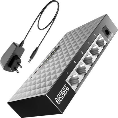 grijze netwerk switch met vijf poorten en meegeleverde zwarte stroomadapter van AdroitGoods
