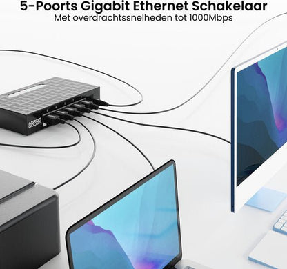 5-poorts netwerkschakelaar met ethernetkabels aangesloten op laptops en desktopcomputer
