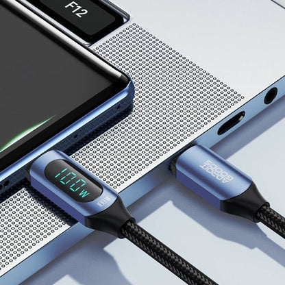 Blauwe datakabel met display van 100W aangesloten op een zilverkleurige laptoppoort