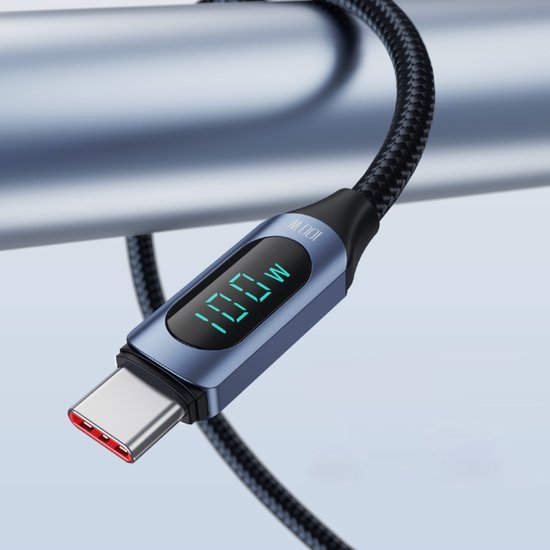 Nabije weergave van een USB-C-kabel met digitaal display en gevlochten kabelmantel