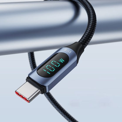 Nabije weergave van een USB-C-kabel met digitaal display en gevlochten kabelmantel