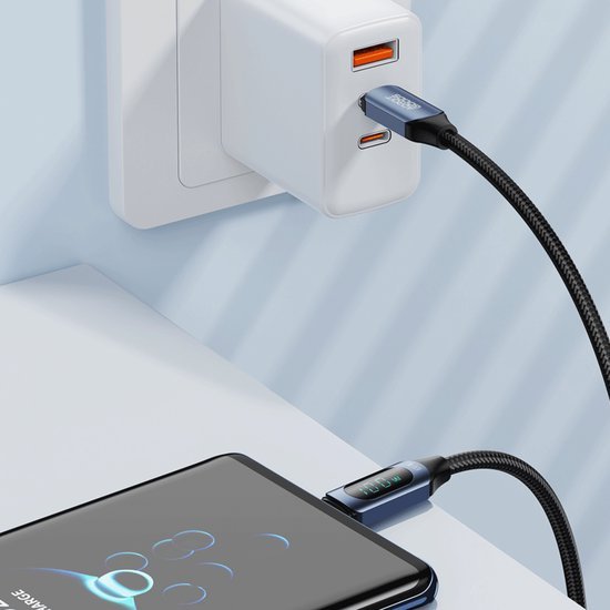 Zwarte snel oplaadkabel met digitale batterij-indicator verbonden met telefoon en wandadapter