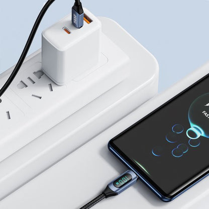 Smartphone aangesloten op stopcontact met digitale display laadkabel en witte stekkeradapter