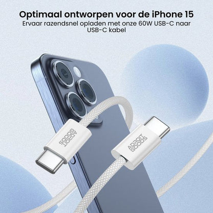 Witte USB-C naar USB-C kabel van AdroitGoods naast een blauwe smartphone met drie camera’s