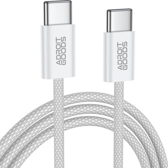Witte gevlochten USB-C naar USB-C kabel met metalen connectoren en AdroitGoods logo