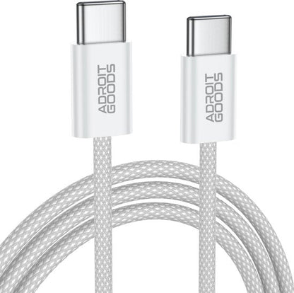 Witte gevlochten USB-C naar USB-C kabel met metalen connectoren en AdroitGoods logo
