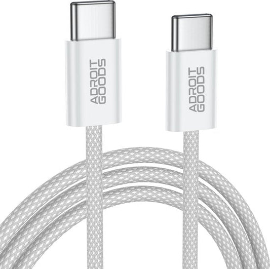 Witte gevlochten USB-C naar USB-C kabel met metalen connectoren en AdroitGoods logo