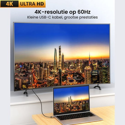 Laptop verbonden met een televisie die een stadsgezicht in 4K-kwaliteit op 60Hz toont