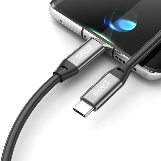 Zwart USB-C oplaadkabel met metalen verbinding en aangesloten op een smartphone
