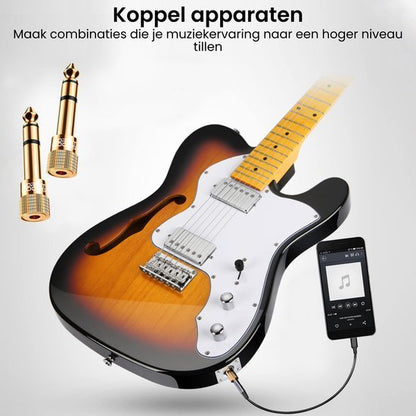 Elektrische gitaar met kabel verbonden aan een draagbare muziekspeler en twee adapters erboven.