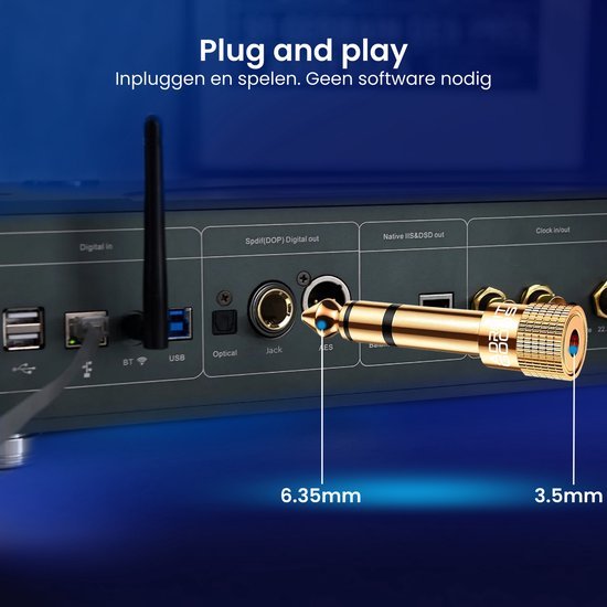 Close-up van een audioapparaat met 6,35 mm en 3,5 mm gouden aansluitingen pluggen en spelen.