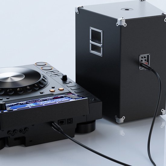 Zwarte DJ draaitafel verbonden met een actieve luidspreker via kabels voor audio-output.