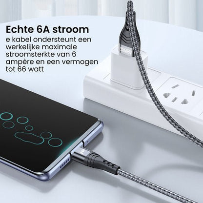 Grijze gevlochten oplaadkabel verbonden met smartphone en wit stopcontactadapter