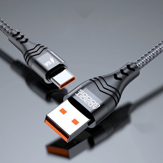Duurzaam gevlochten USB-kabel met USB-A en USB-C connectoren en oranje accenten