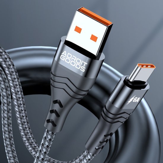Grijs gevlochten oplaadkabel met USB- en USB-C-connectoren van AdroitGoods, close-up.