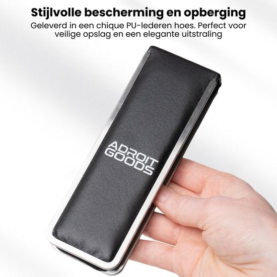 Hand die een zwarte PU-lederen hoes met witte opdruk van Adroit Goods vasthoudt tegen een lichte achtergrond