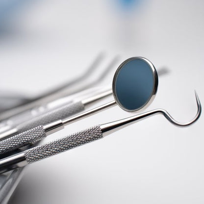 Tandartsinstrumenten met spiegel en haakvormige tip, geschikt voor inspectie en reiniging