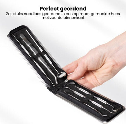 Hand opent zwarte hoes met zes roestvrijstalen tandenborstelgereedschappen netjes gerangschikt