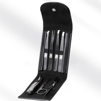 Set zwarte precisiepincetten en gereedschap in een opbergcase met diverse fijne instrumenten.