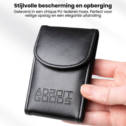 Hand houdt stijlvolle zwarte PU-lederen hoes met merkopdruk Adroit Goods zichtbaar