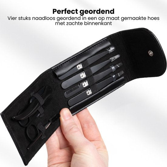 Hand die een op maat gemaakte zwarte hoes met zes verzorgingsinstrumenten vasthoudt