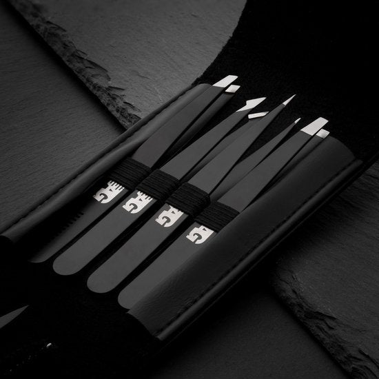 Set professionele precisiepincetten met verschillende puntvormen in een zwarte opbergetui