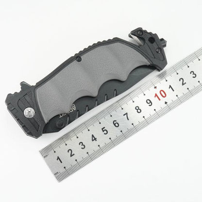 grijs zwart handvat met ergonomisch ontwerp naast metalen meetlat op witte achtergrond