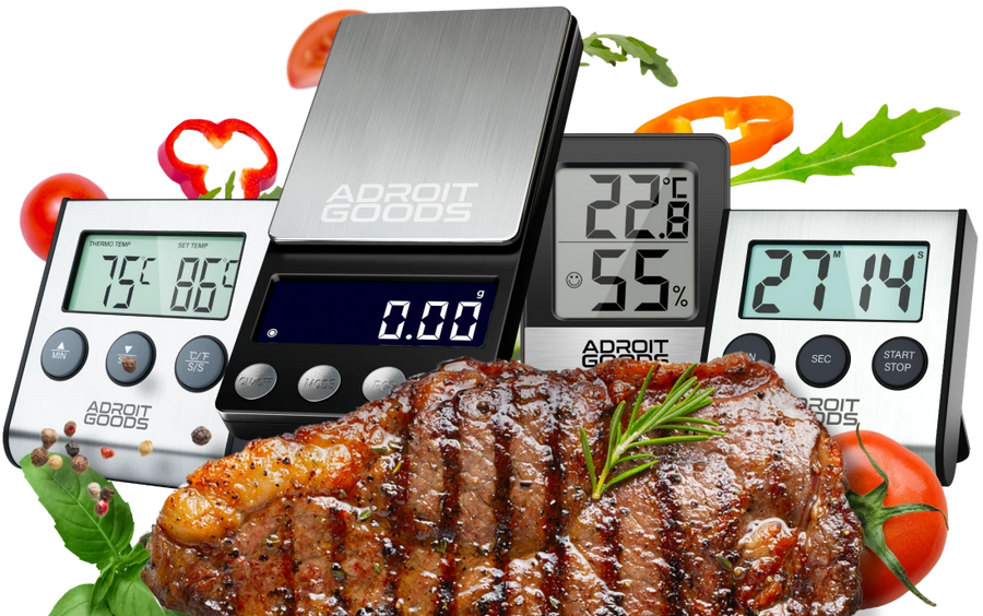Gegrild stuk vlees met digitale keukenweegschalen en timers van AdroitGoods op de achtergrond