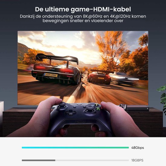 Handen houden een gamecontroller vast terwijl een racegame met snelle auto's op tv wordt gespeeld.