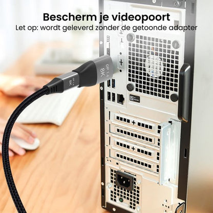 Close-up van een zwarte DP 1.4 8K kabel aangesloten op een desktop computerpoort