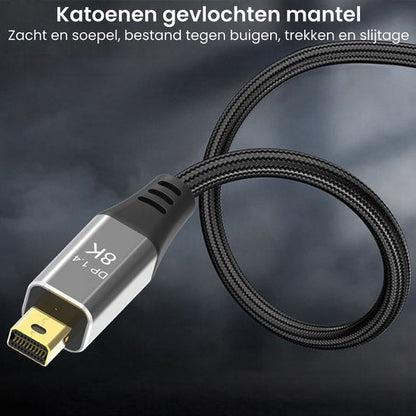 Zwarte gevlochten kabel met metalen connector en beschermhoes, duurzaam en flexibel ontworpen