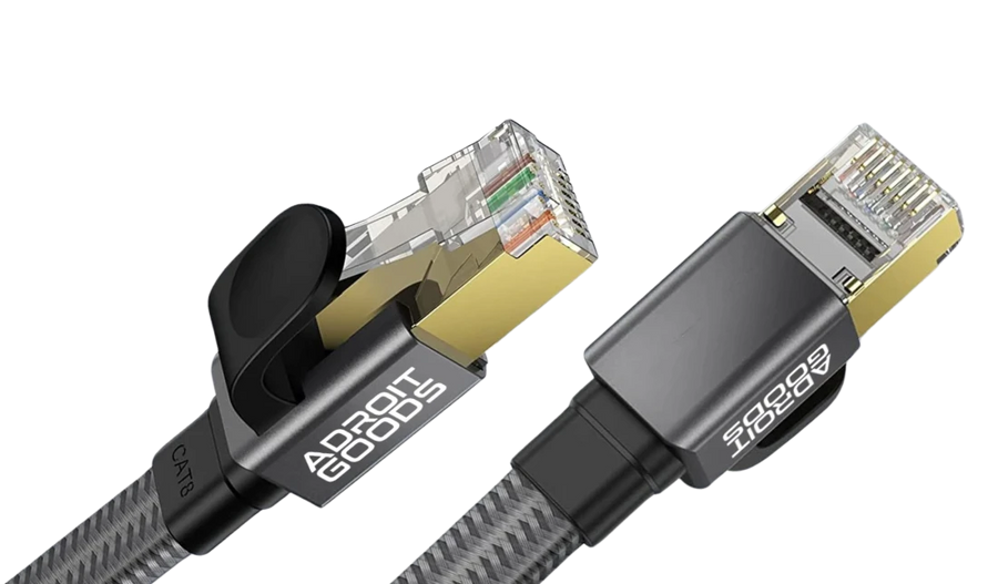 Twee zwarte AdroitGoods netwerkkabels met goudkleurige RJ45 stekkers op een zwarte achtergrond