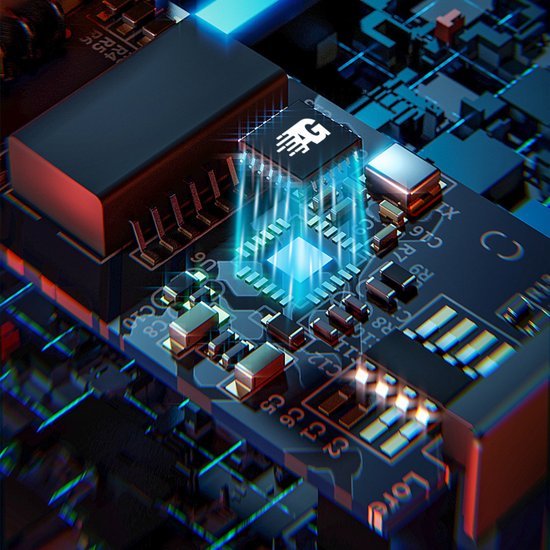 Close-up van een elektronisch circuit met een gloeiend verlicht microchip en componenten op een printplaat.