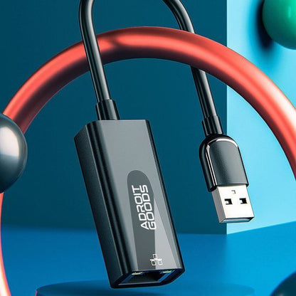 Zwarte AdroitGoods adapter met USB-A aansluiting en gebogen rood kabelontwerp tegen blauwe achtergrond