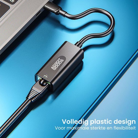 Zwarte netwerkkabel met AdroitGoods adapter aangesloten op laptop op blauwe achtergrond