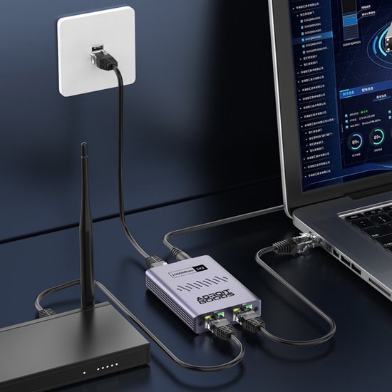 Draadloze router verbonden met laptop en netwerkadapter via meerdere kabels op een bureau