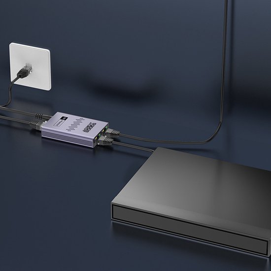 Elektronisch apparaat aangesloten op adapter via meerdere kabels op een donker oppervlak