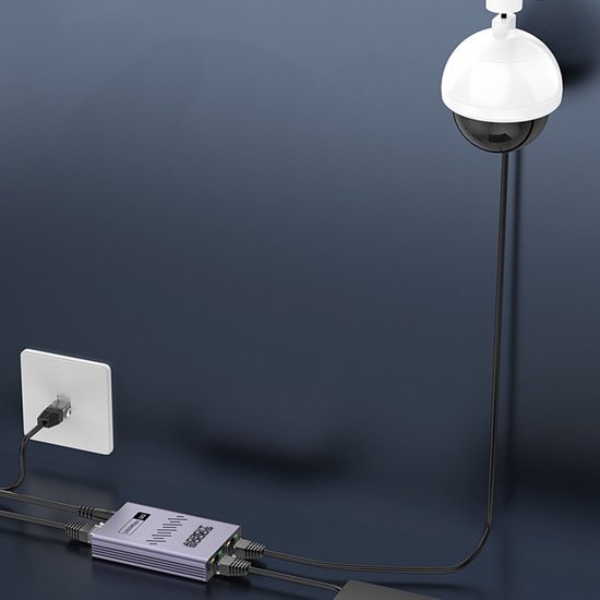 Witte beveiligingscamera aan de muur met verbonden stroomkabel en netwerkapparaat op een blauwe achtergrond