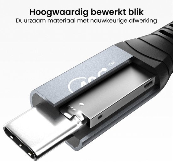 Close-up van een USB Type-C stekker met hoogwaardige metalen behuizing en strakke afwerking