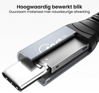 Close-up van een USB Type-C stekker met hoogwaardige metalen behuizing en strakke afwerking