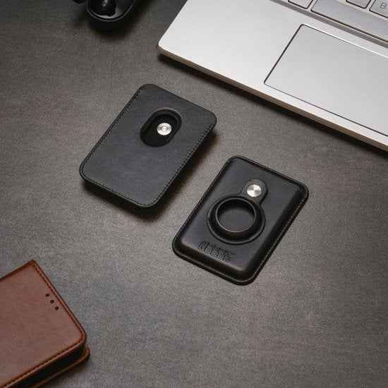 Zwarte leren telefoonhouder met ring en magnetische achterkant op grijze tafelplaat