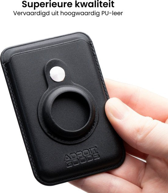 Hand die zwarte PU-lederen kaarthouder met ringhouder van AdroitGoods vasthoudt.