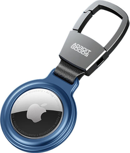blauwe houder met zwarte karabijnhaak en sleutelhanger voor een tracker met AdroitGoods logo
