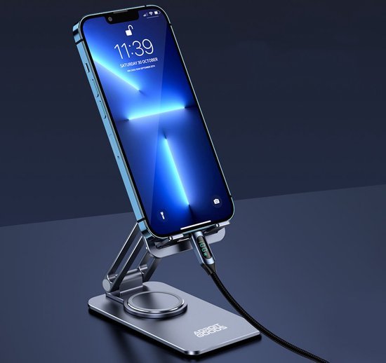 blauwe smartphone op een zilveren telefoonhouder met zwarte oplaadkabel textile