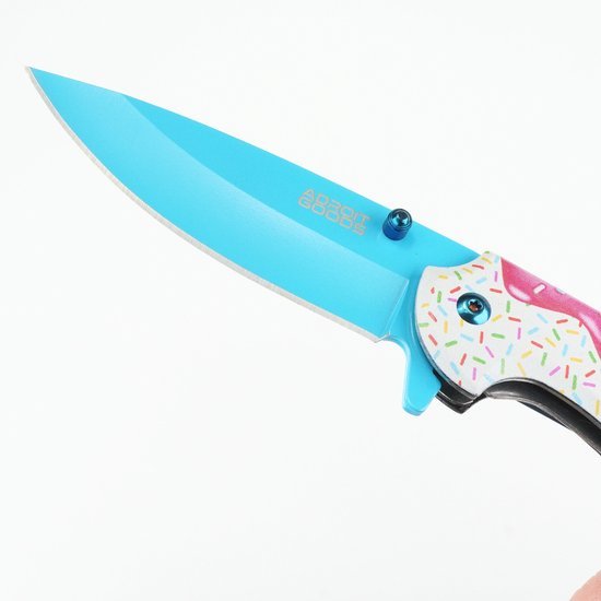 blauw mes met kleurrijk handvat met spikkels tegen witte achtergrond