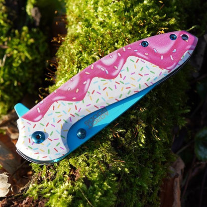 Vouwmes met kleurrijk ijsjessneeuwvlokpatroon liggend op groene mosgrond